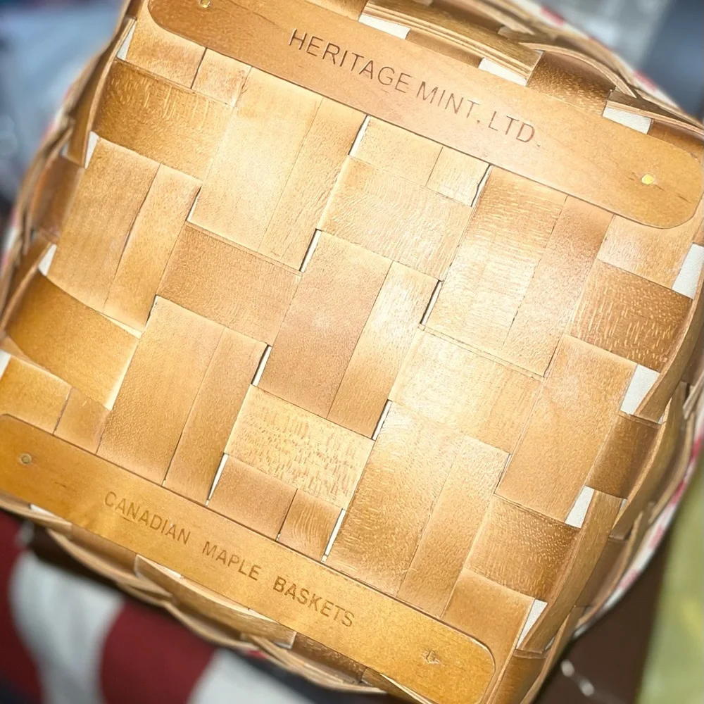 🍁🧺Heritage Mint,LTD Canada Maple basket .Liner is reversible. Smoke-free home.